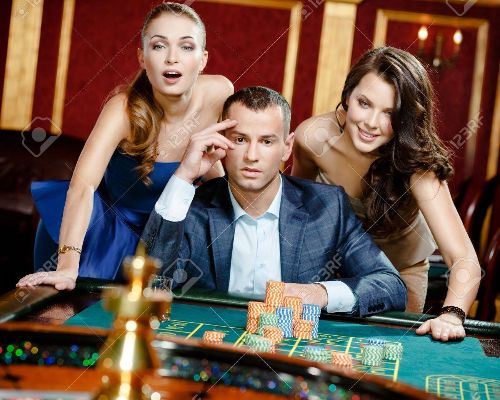 18077018-homme-avec-deux-femmes-jouant-à-la-roulette-au-casino-la-dépendance-à-l-jeu-